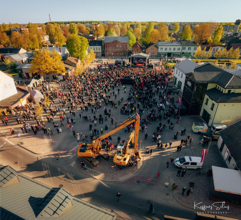 Jēkabpils varoņu godināšana un grupa Jumprava