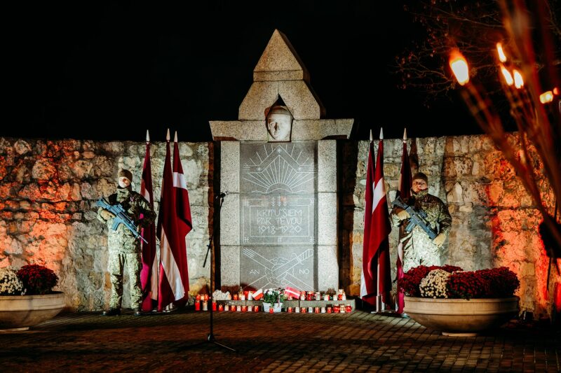 Lāčplēša dienas lāpu gājiens