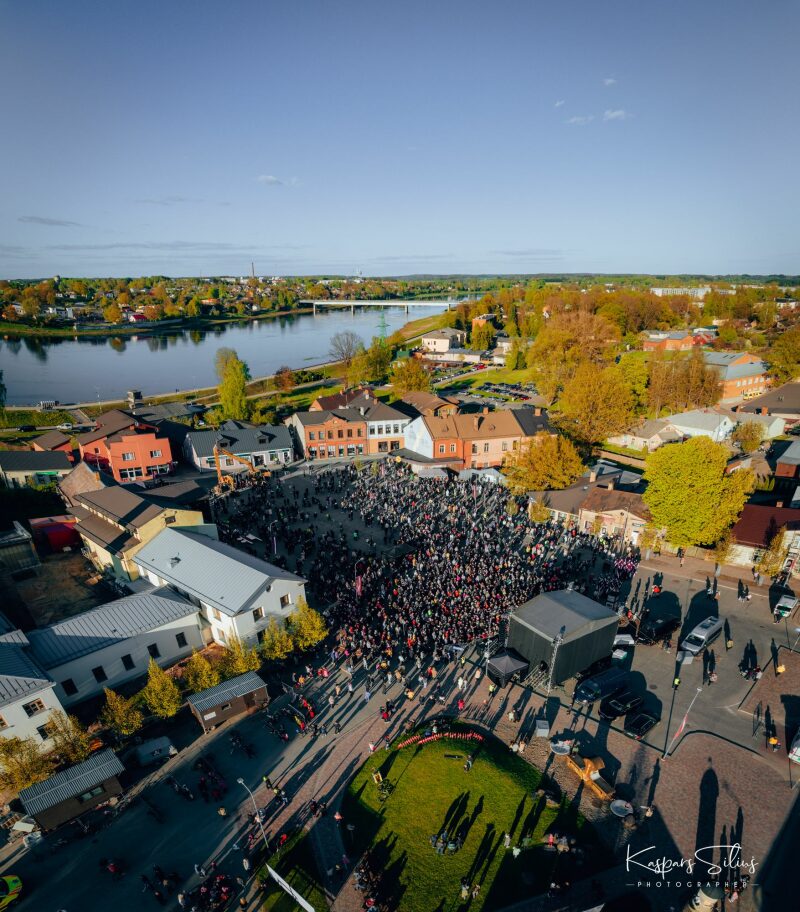 Jēkabpils varoņu godināšana un grupa Jumprava