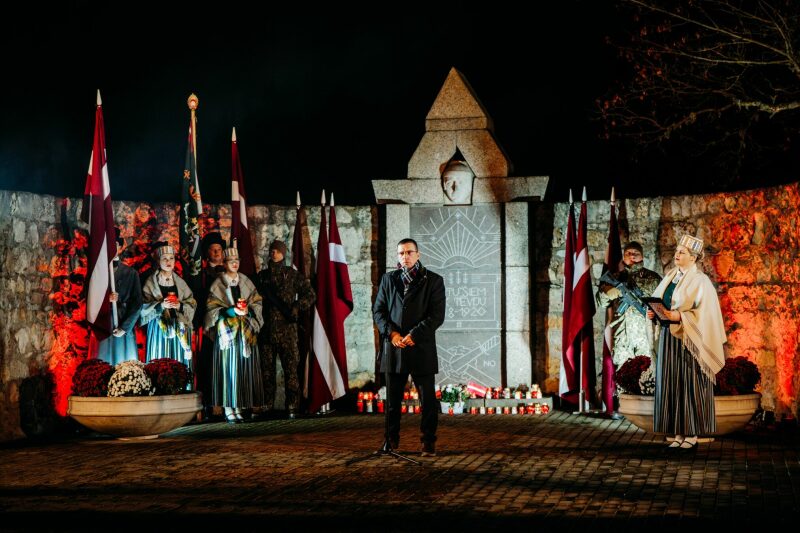 Lāčplēša dienas lāpu gājiens