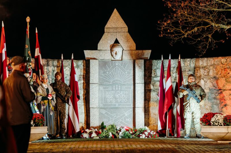 Lāčplēša dienas lāpu gājiens