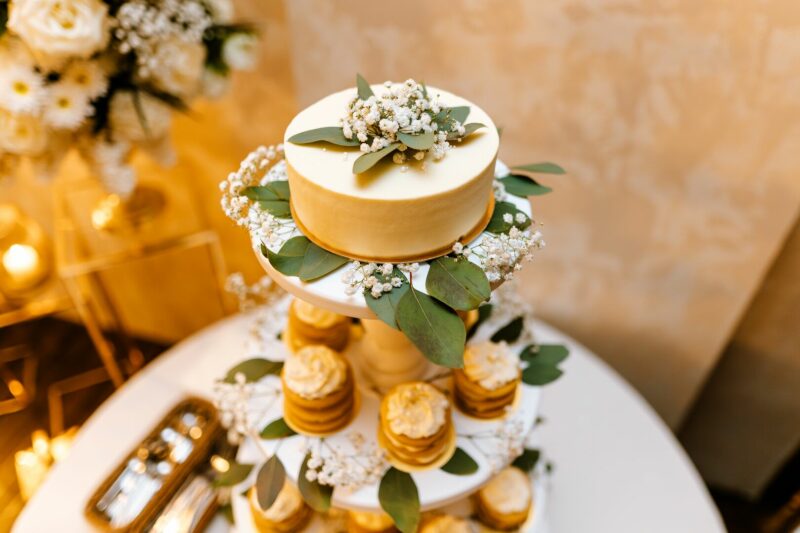 Kāzu torte ar fona gaismām