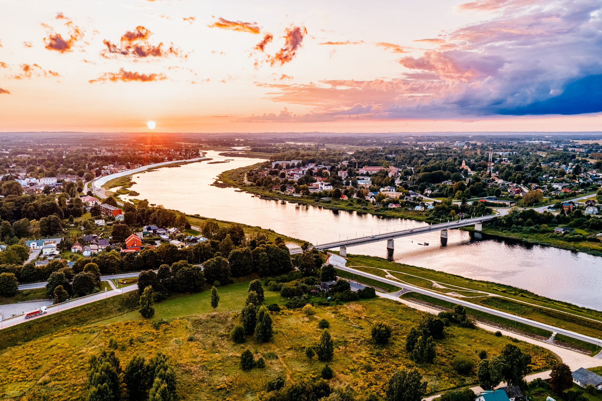 Daugava un Jēkabpils no drona saulrietā