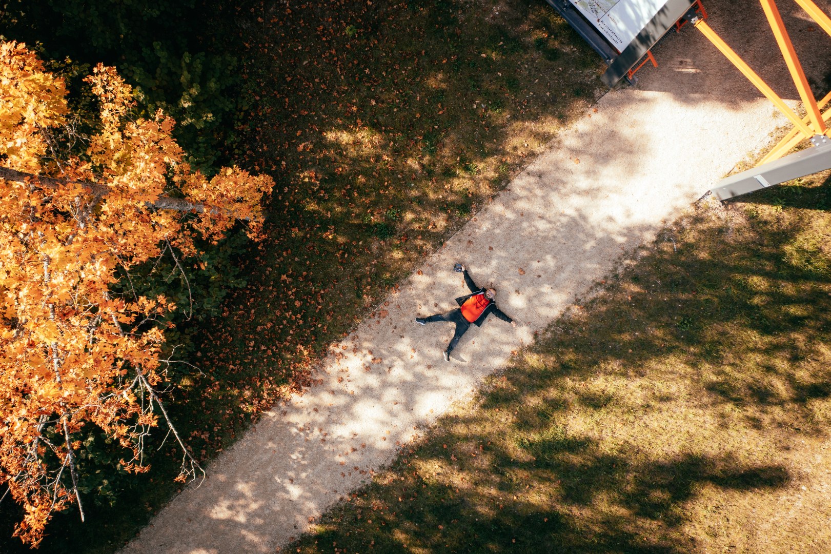 Rudens bilde ar skatu no augšas uz mani